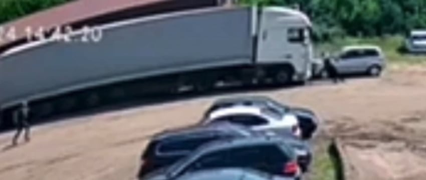 Дальнобойщик погиб под покатившейся фурой в Бобруйске