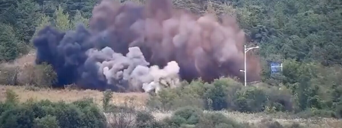 Военные показали видео, как солдаты КНДР взрывают дороги, ведущие в Южную Корею — Видео