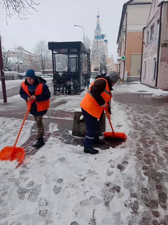 В Бресте идет уборка снега