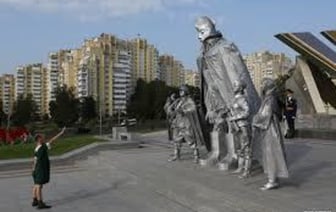 «Зачем пионерка зигует железному дровосеку?» Странное видео с Дня города в Минске