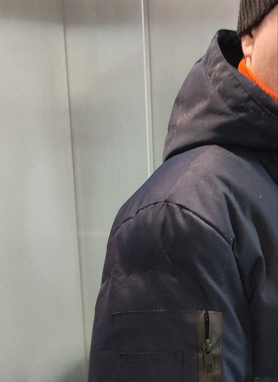 Кто-то окатил из лужи отца с двумя детьми. Мужчина не стал с этим мириться