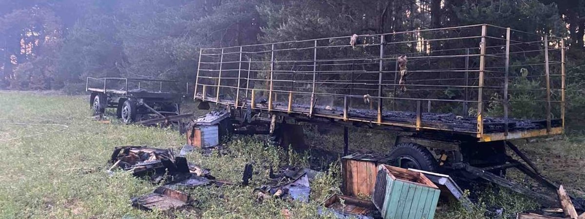 Под Слонимом ночью кто-то поджег прицепы и 59 ульев