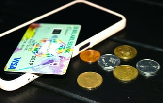 Может ли на карте образоваться минус после списания долгов? Адвокат ответил белорусам — Полезно