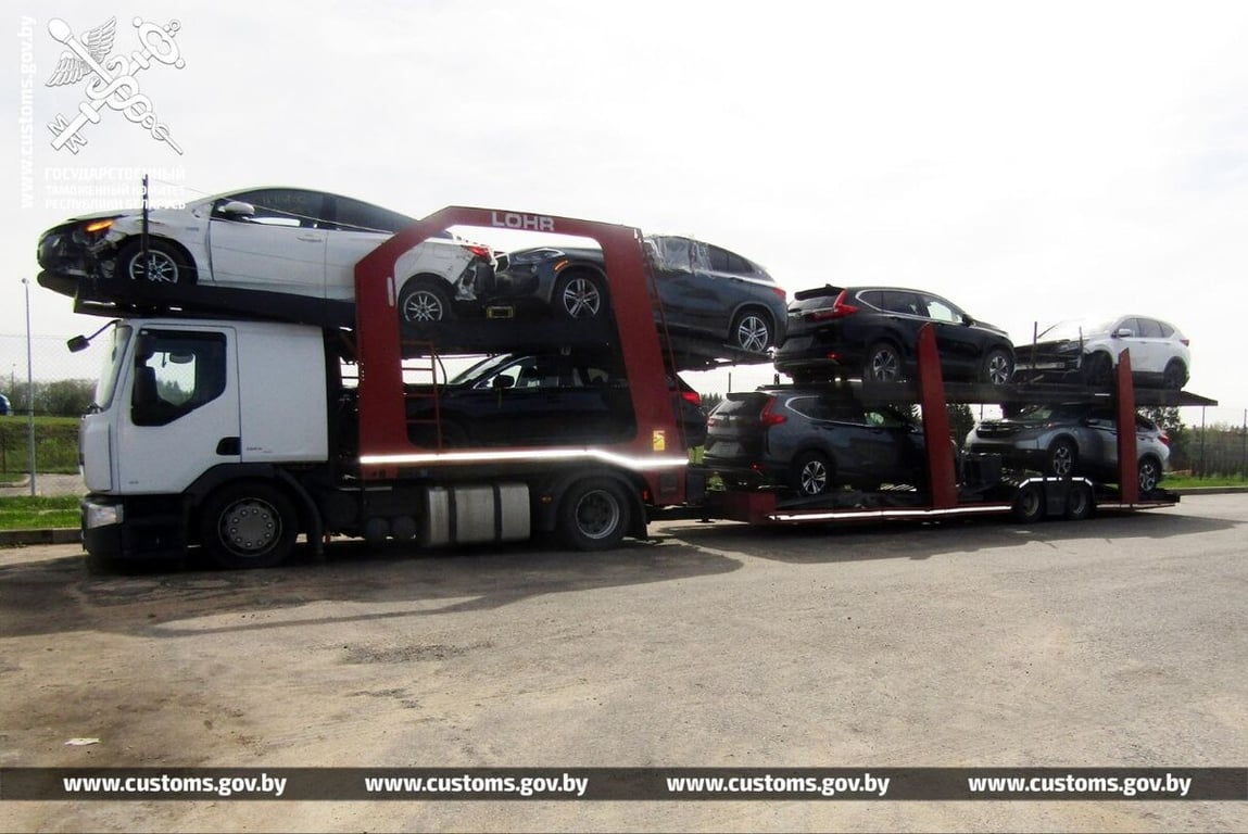 В Беларусь въезжали три автовоза б/у легковушек. Чем они привлекли внимание таможни?