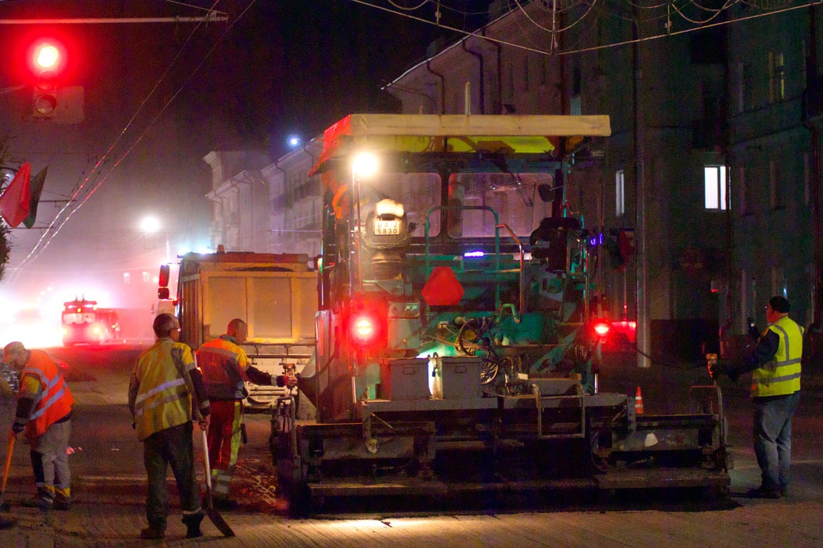 Асфальтоукладчик. Ночные работы по замене асфальтобетонного покрытия на улице Ленина в Витебске. Фото Сергея Серебро