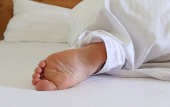 Зачем люди высовывают одну ногу из-под одеяла? Ученые объяснили, почему это не просто привычка — Полезно