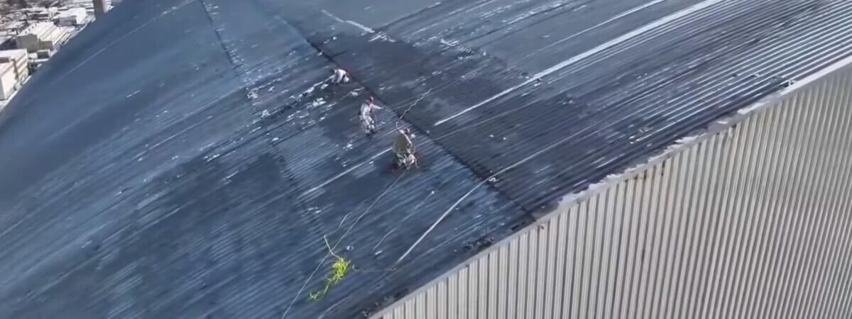 В Украине показали, как спасатели борются с тлением на укрытии ЧАЭС после попадания БПЛА — Видео