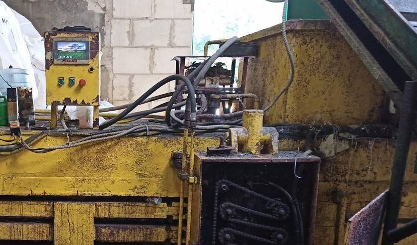 Мужчина лишился руки во время работы с гидравлическим прессома