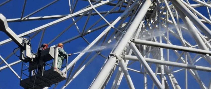Необычный процесс: в Бресте показали, как моют колесо обозрения