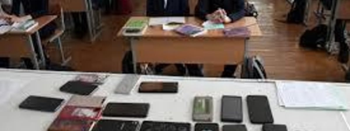 У белорусских школьников стали проверять телефоны