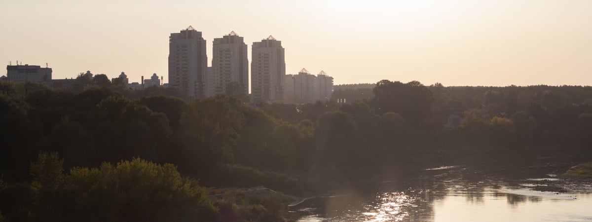 А на неманских просторах в это время бродит осень — преподаватель из Гродно спел лирическую песню