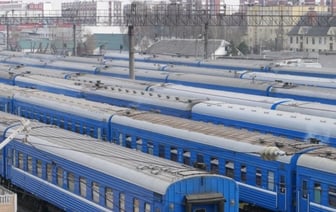 Зачем во время остановок поезда рабочие стучат по колесам вагонов? Рассказываем