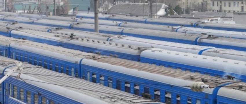 Зачем во время остановок поезда рабочие стучат по колесам вагонов? Рассказываем