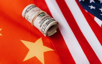 Китайские фондовые рынки в понедельник упали