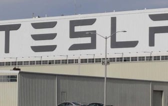 Экоактивисты устроили поджог, протестуя против Tesla в Германии