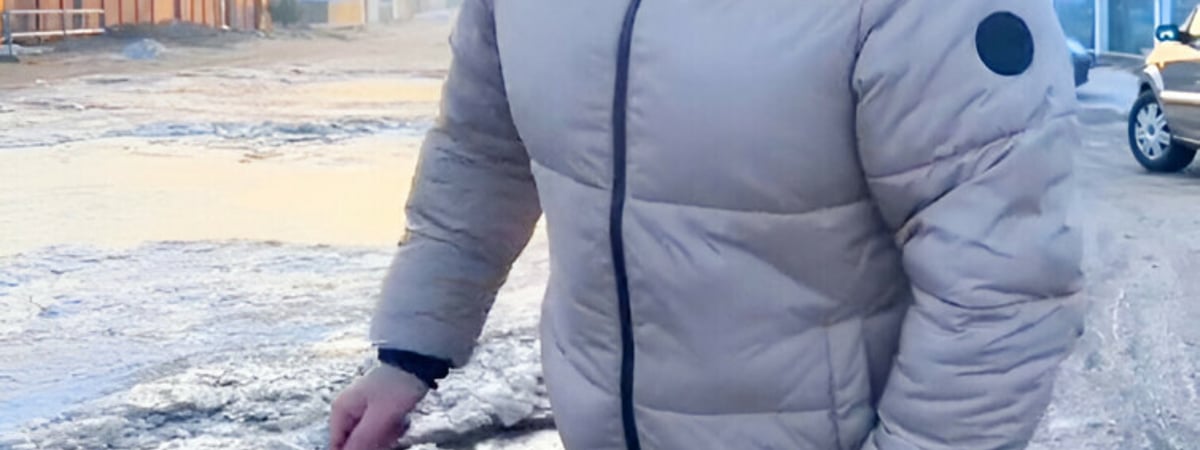 Мужчина в Борисове частично разделся рядом с лужей. Что решил показать? — Видео