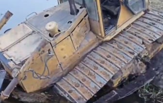 В Беларуси бульдозер переехал выпавшего из кабины машиниста. Мужчина погиб