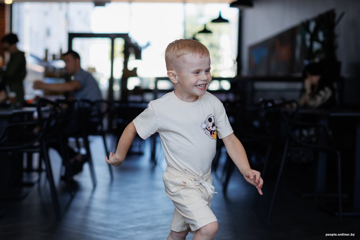 Самый масштабный сбор в Беларуси. Родителям нужно почти $3 миллиона на спасительный укол для сына