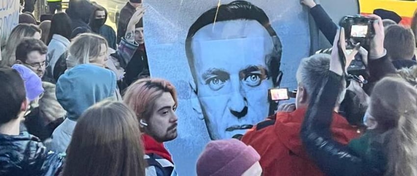 Акции памяти Навального проходят по всему миру, есть задержанные