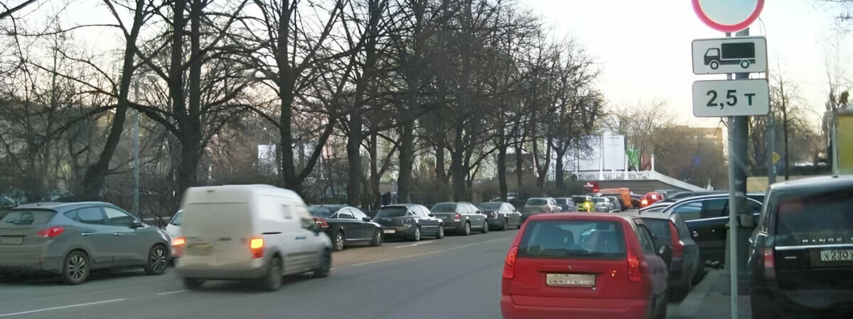 В ГАИ рассказали, кому из белорусских водителей можно ехать под запрещающие знаки
