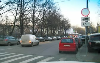 В ГАИ рассказали, кому из белорусских водителей можно ехать под запрещающие знаки