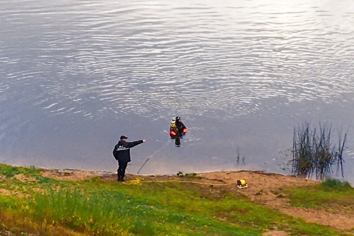 Водолазы работают на Двине у Кировского моста в Витебске. Фото Сергея Серебро