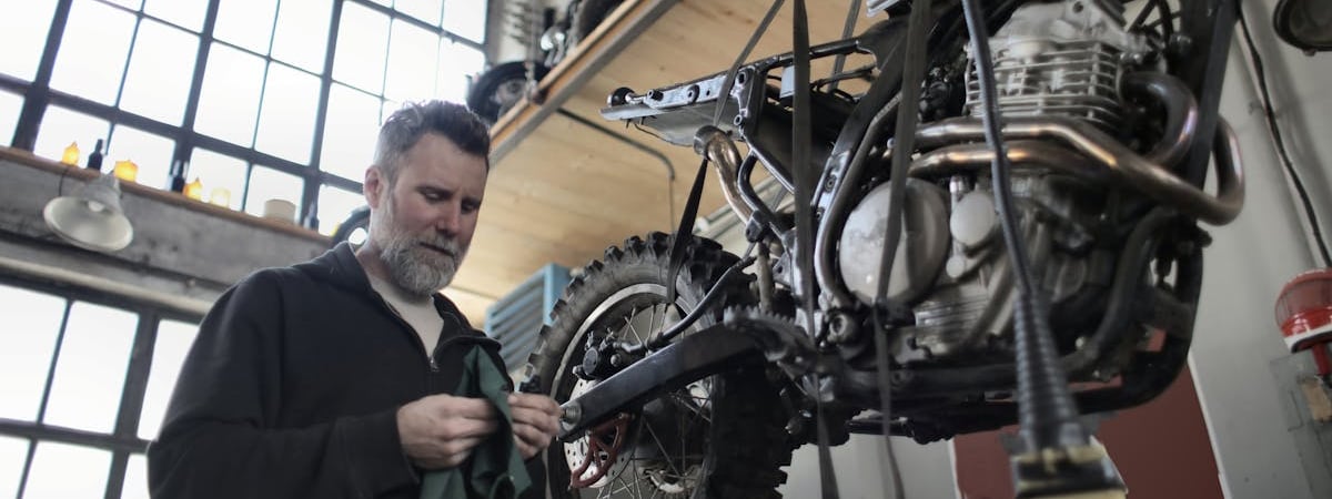 В Дриблине силовики собрали имеющих судимость на профилактическую беседу, а потом отправили убирать территорию РОВД