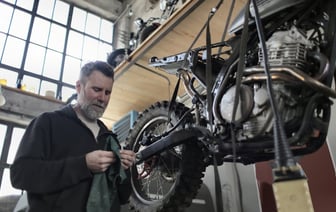 В Дриблине силовики собрали имеющих судимость на профилактическую беседу, а потом отправили убирать территорию РОВД