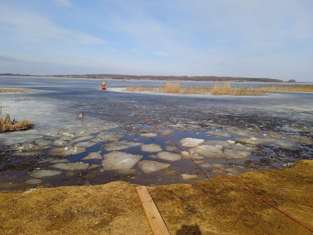 Состояние льда на Освейском озере в день инцидента. фото МЧС