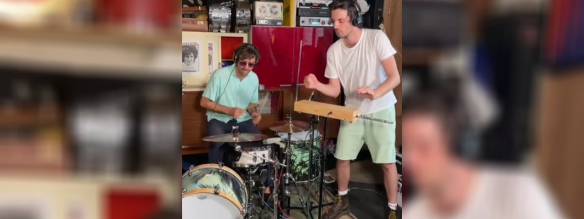 «Как он этой штукой управляет?» — Группа покорила TikTok техно-композициями на инструменте начала XX века — Видео