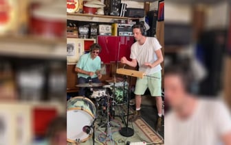 «Как он этой штукой управляет?» — Группа покорила TikTok техно-композициями на инструменте начала XX века — Видео