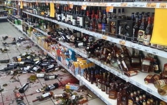 Человек разбил стеклянную бутылку в магазине. В каких случаях он должен возместить ущерб, а в каких произошедшее считается ответственностью магазина?