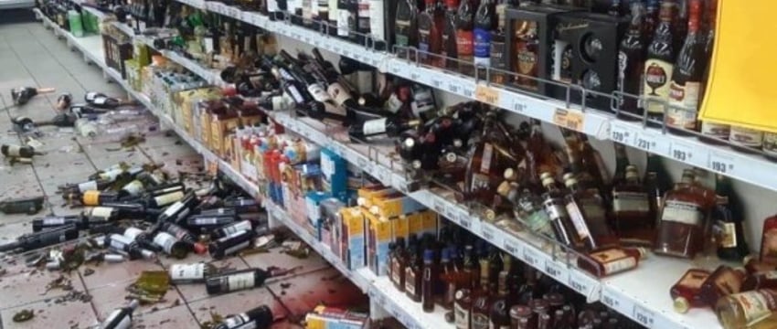 Человек разбил стеклянную бутылку в магазине. В каких случаях он должен возместить ущерб, а в каких произошедшее считается ответственностью магазина?