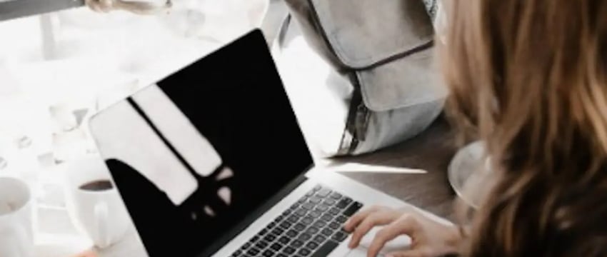 Женщина-стажер во Вьетнаме уволилась после угрозы поцелуя от коллеги-мужчины