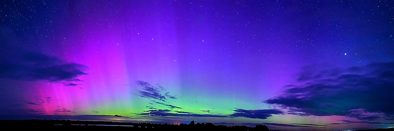 Полярное сияние над Боярским озером и деревней Бояры. Чашникский район Витебской области, Беларусь. Фото Сергея Серебро