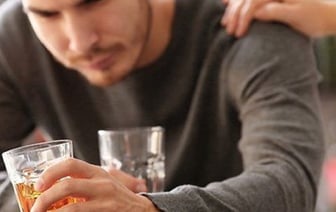Супруги, выпивающие друг с другом, живут дольше, считают ученые