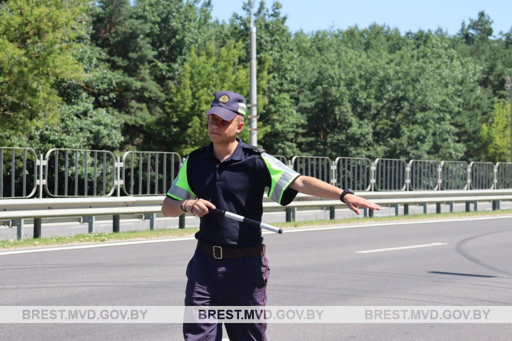 В Бресте водителям и пассажирам раздают воду