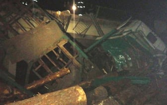 Лесовоз с бревнами рухнул с моста под Могилевом