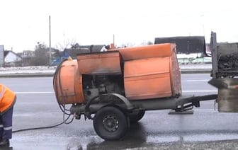 Особенности ямочного ремонта дорог зимой. Видеорепортаж из Бреста
