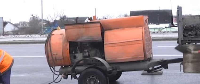 Особенности ямочного ремонта дорог зимой. Видеорепортаж из Бреста
