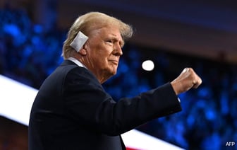 "Бог был на моей стороне": Дональд Трамп вспоминает, как в него стреляли во время митинга