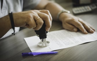 Можно ли белорусским фирмам отказаться от печатей на документах? Ответ юриста удивит многих — Полезно