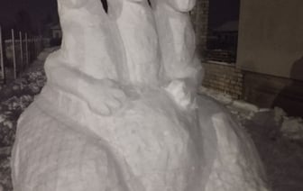 Трехглавый снежный Змей Горыныч появился в одном из частных дворов Барановичей