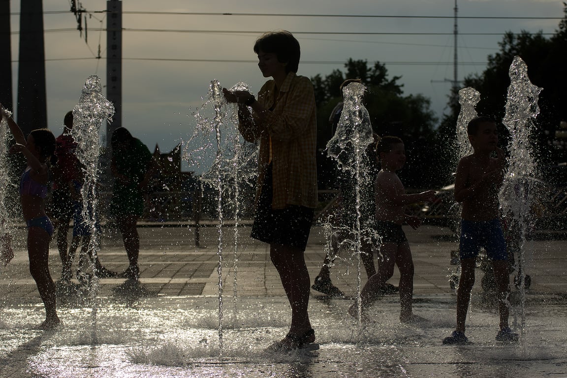 Жара, дети купаются в фонтанах на площади Победы в Витебске. Фото Сергея Серебро