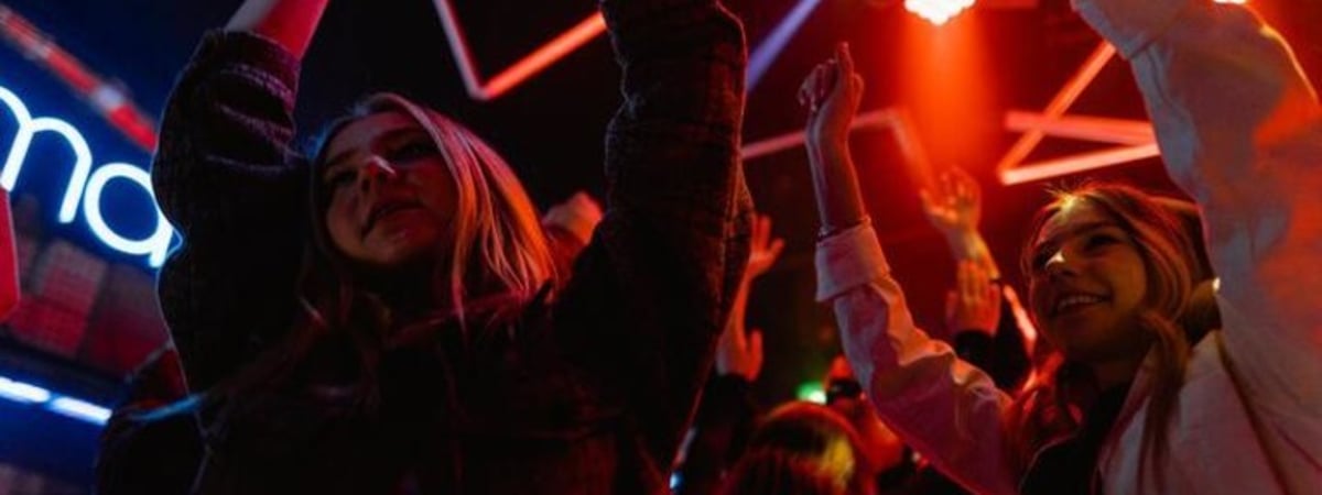 «Не нужно думать, что с порога засовывают шарик в рот». Белорус устраивал секс-вечеринки в Минске и Киеве, а сейчас делает это в Варшаве