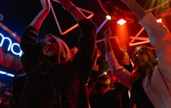 «Не нужно думать, что с порога засовывают шарик в рот». Белорус устраивал секс-вечеринки в Минске и Киеве, а сейчас делает это в Варшаве