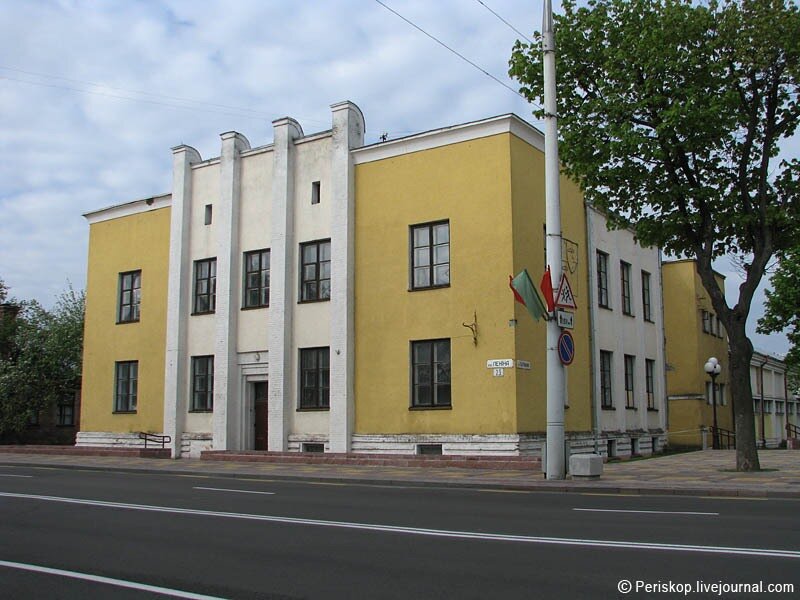 Этот дом в центре Бреста — межвоенный польский функционализм. Там продают интересную квартиру