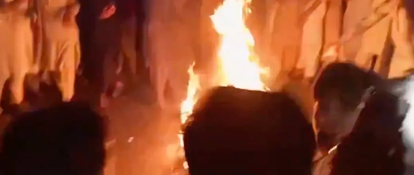 Пакистанец подвергся пыткам и был сожжен заживо из-за осквернения Корана, арестованы 27 человек