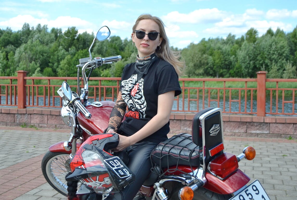 Девушка из Кобрина рассказала о своём Suzuki Intruder VS800