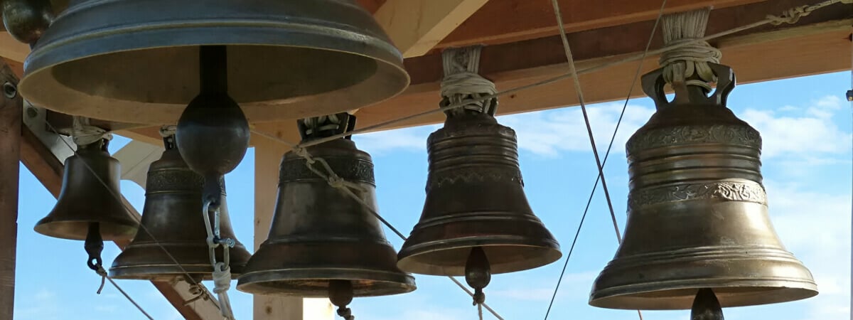 «В момент звона оторвался язык» – Во время службы в Петриковском храме пострадала женщина